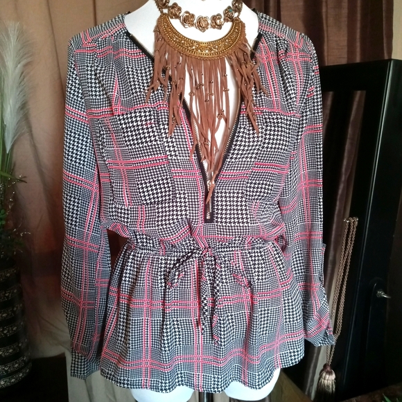 Beautiful zip up top - Picture 2 of 5